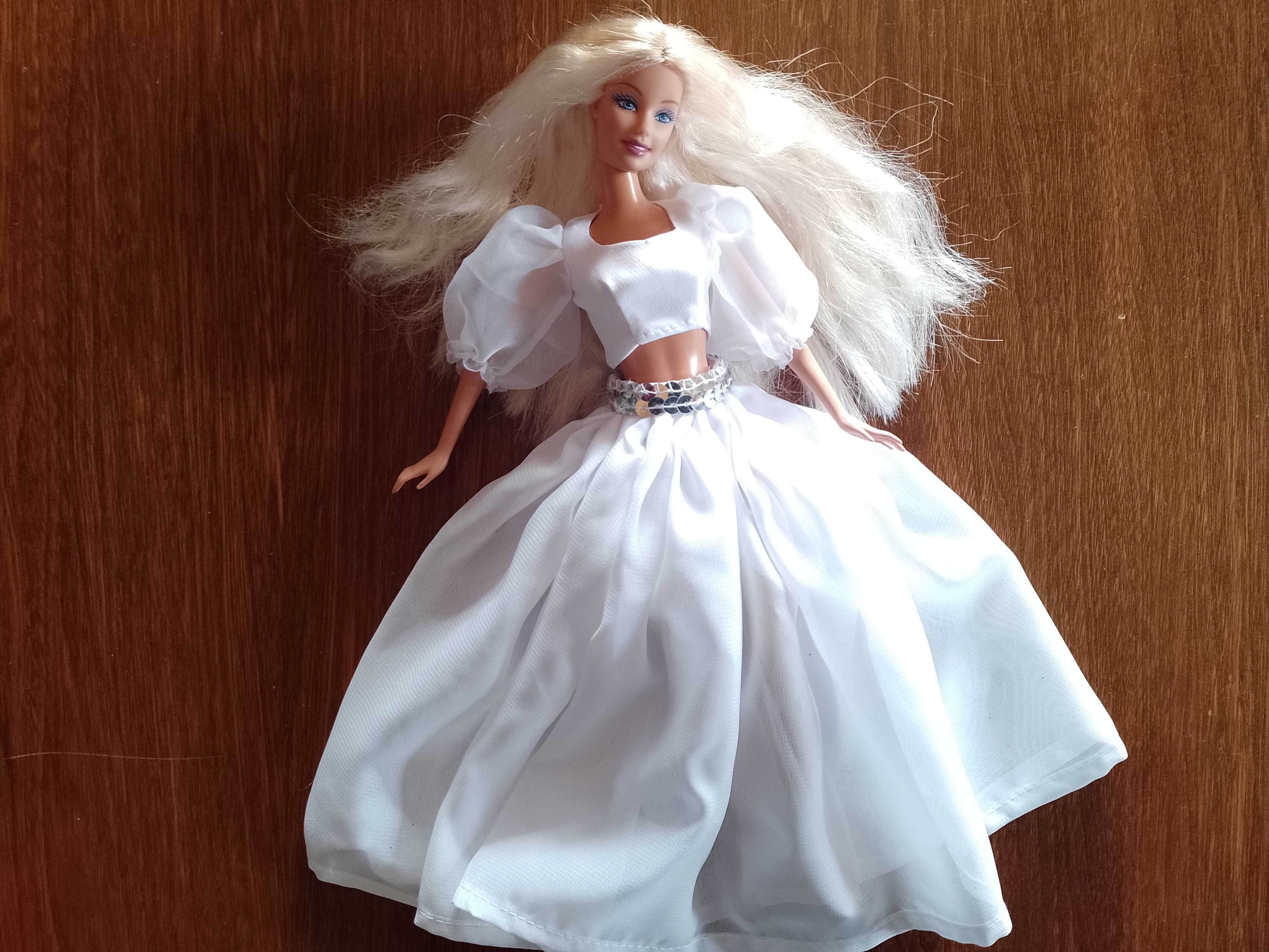 Biała sukienka dla lalki Barbie