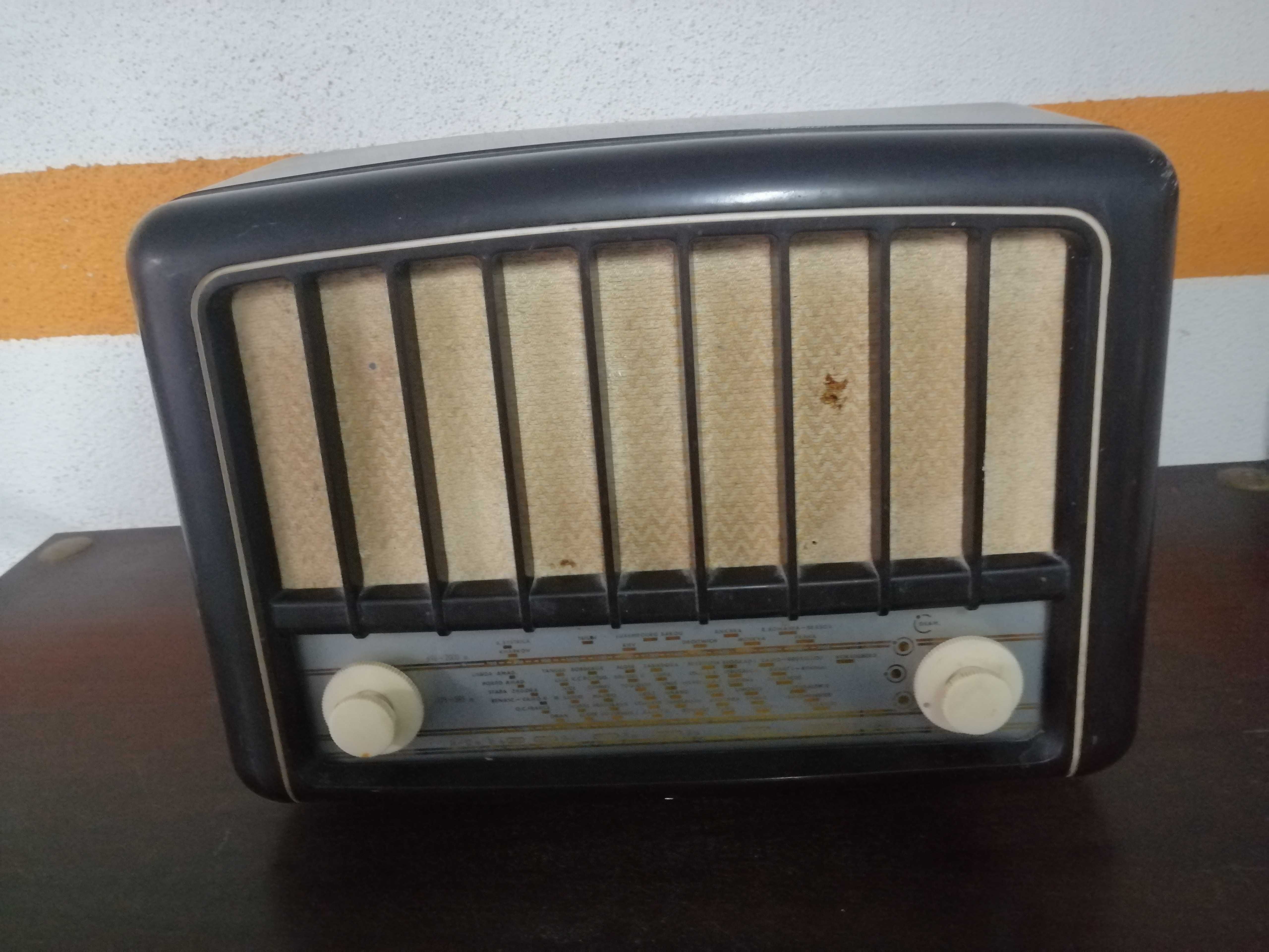 Rádio antigo Mediator M234U a funcionar