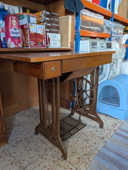 Máquina de Costura Marca SINGER