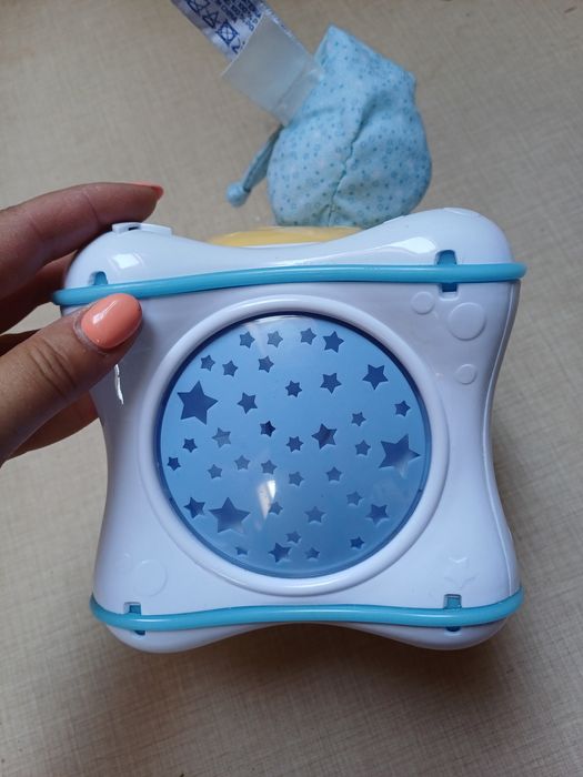 Tęczowa kostka chicco 3w1 do zabawy: projektor, pozytywka, lampka