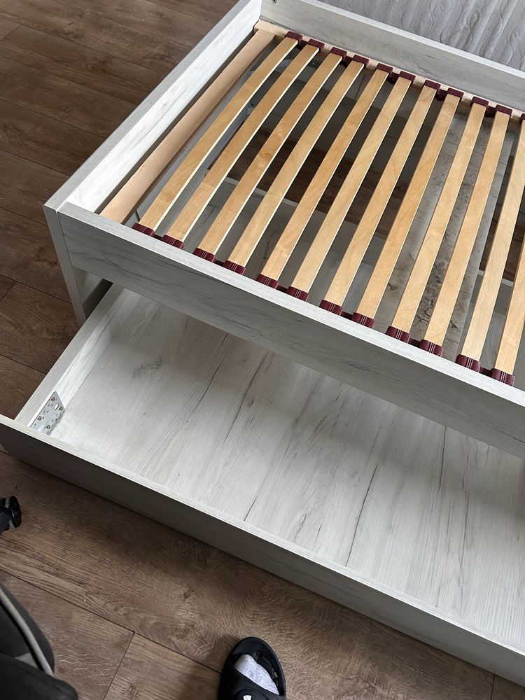Łóżko drewniane 206x96 białe jasne z wysuwaną półką