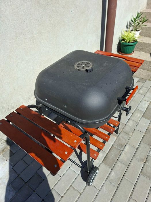 duży grill ogrodowy