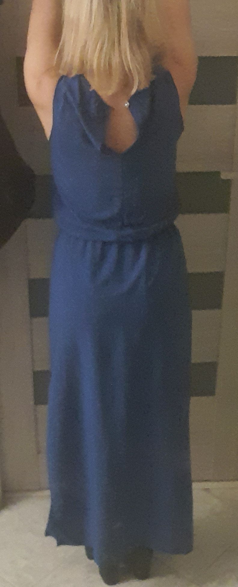 Niebieska długa sukienka
