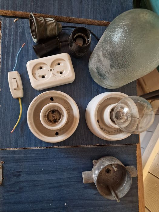 Zestaw retro – elementy starej instalacji elektrycznej