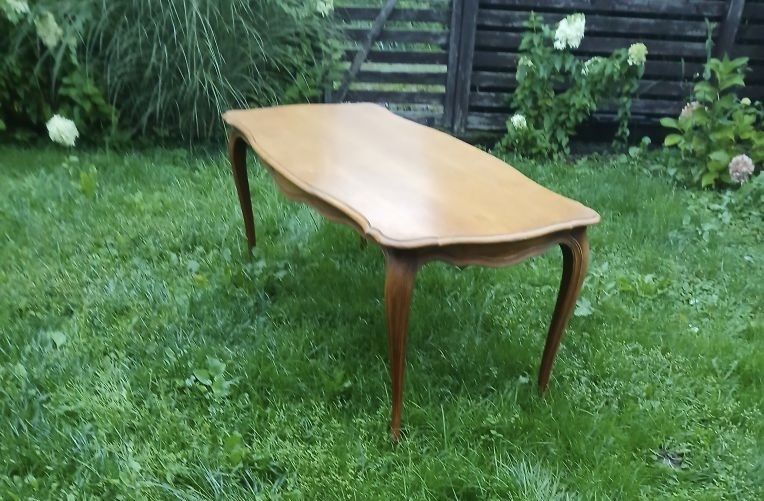 Elegancki drewniany stolik do kawy.