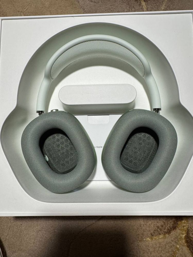 AirPods Max Green open box