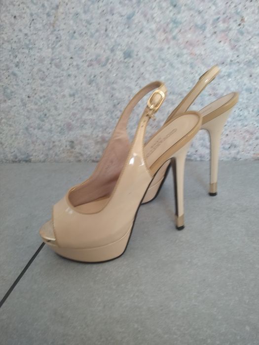 Туфлі на підборах