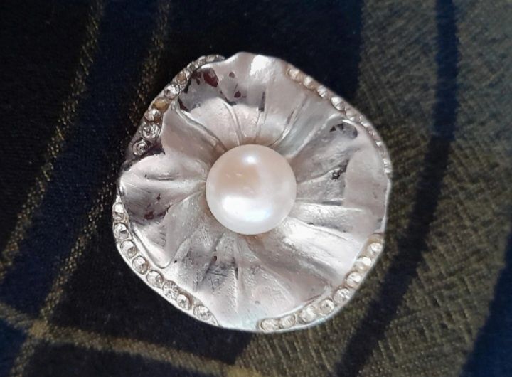 brocha broszka ozdoba kwiat z perłą