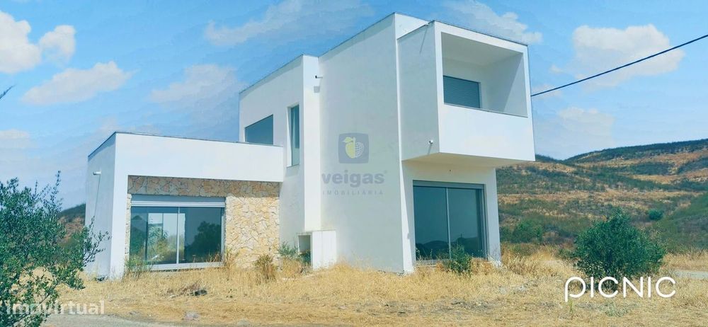 Moradia Nova a Estrear com 130m2 em Lote de 435m2, situada a 12kms a N