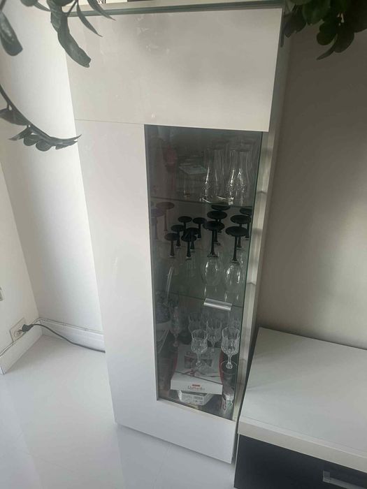 Witryna biała szklana