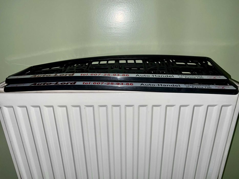 2 szt. mało używane, niepopękane i mocne ramki tablicy rejestracyjnej