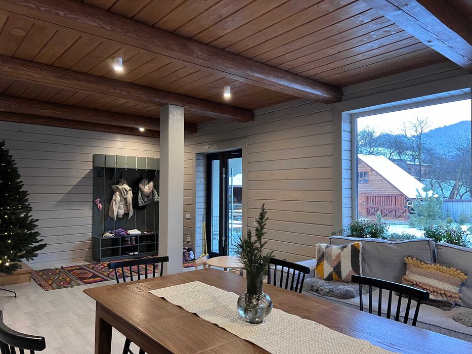 СУЧАСНИЙ БУДИНОК, відпочинок В КАРПАТАХ біля річки та лісу, зал 30м2