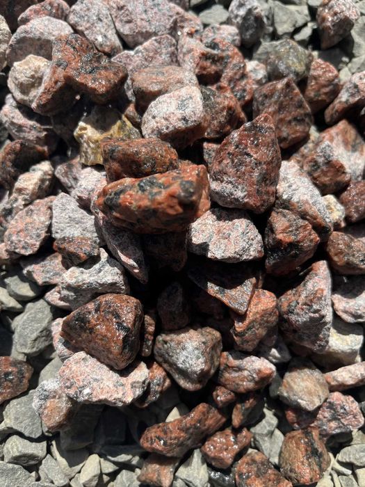czerwony granit, grys, kamień ozdobny, kamień naturalny