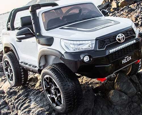 Auto na akumulator Toyota Hillux Czarna  do 60 kg 2 osobowe