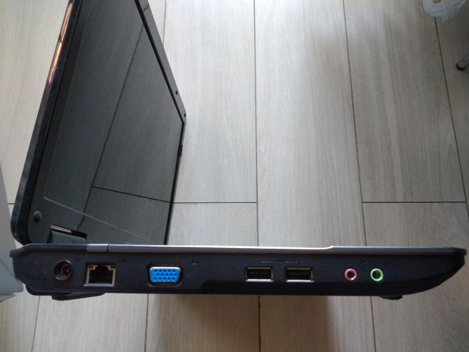Retro laptop z zasilaczem