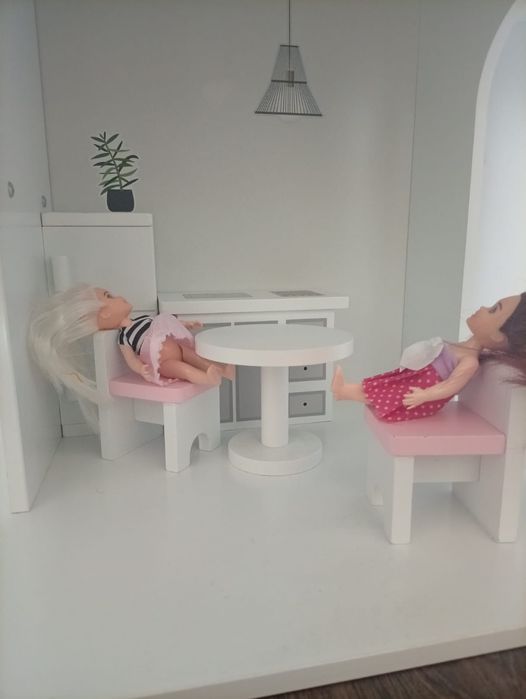 Domek dla lalek drewniany.