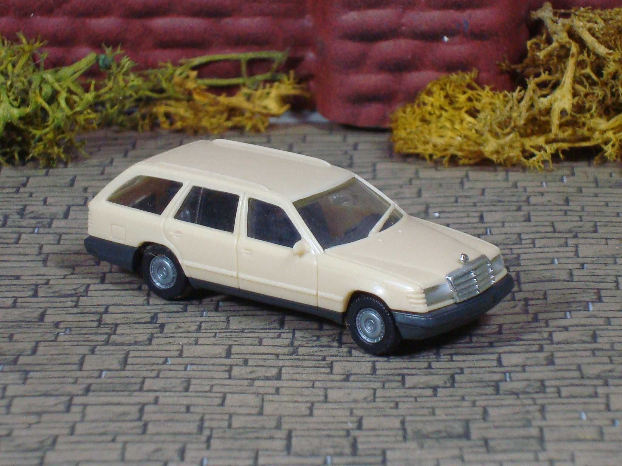 Herpa - Mercedes Benz "300TE" / Escala 1:87 / Usado