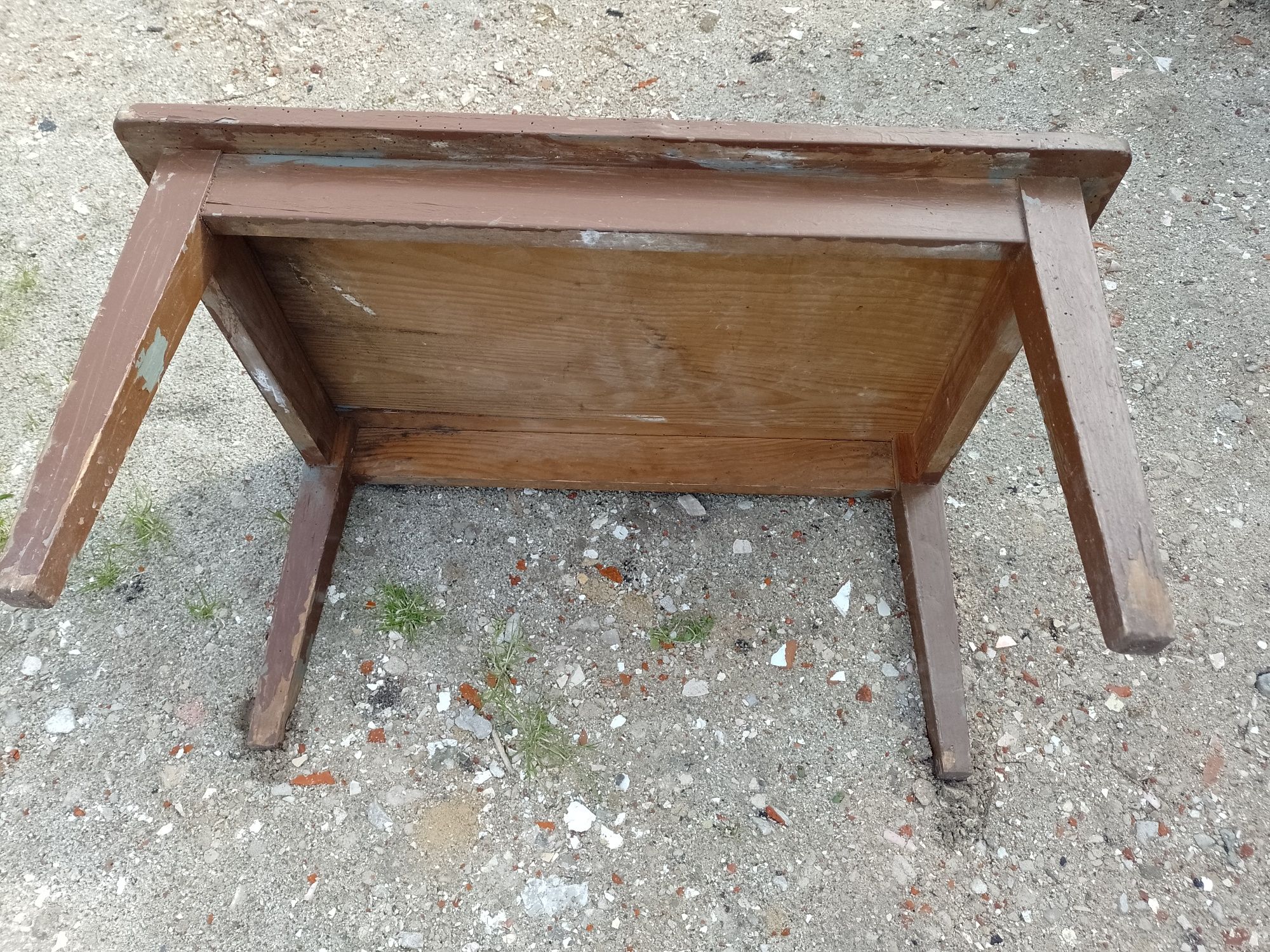 Sprzedam drewniany stolik do renowacji