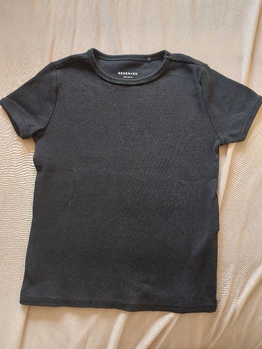 Czarny, prążkowany, dziecięcy t-shirt z krótkim rękawem