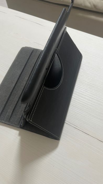 Capa Tablet Preta – com suporte integrado