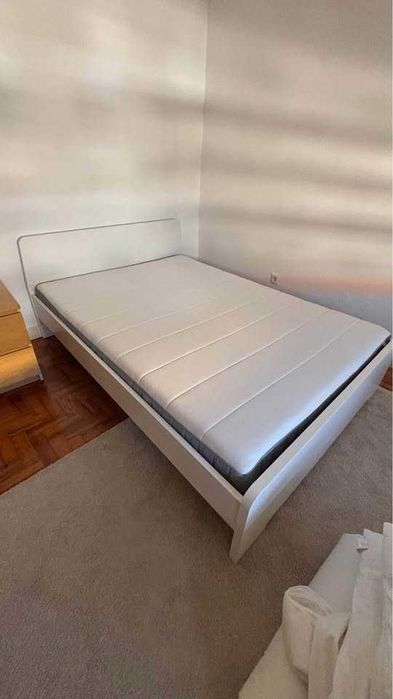 Cama casal Ikea como nova
250 €