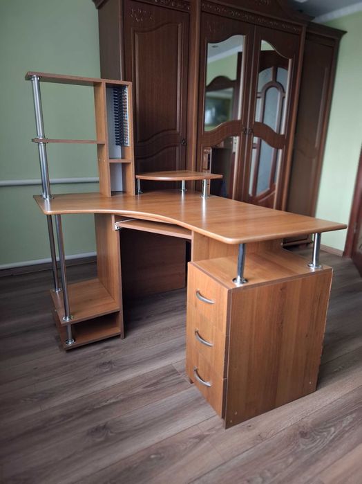 Стіл комп'ютерний