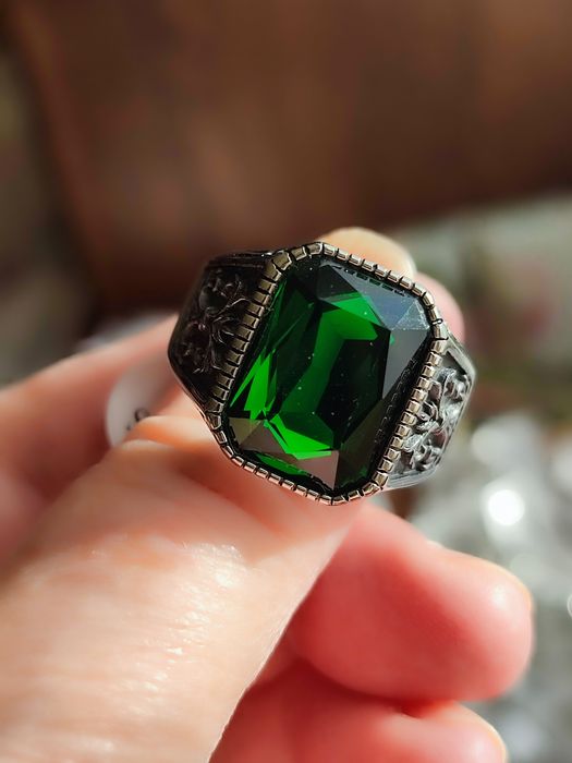 Szmaragdowy sygnet 13