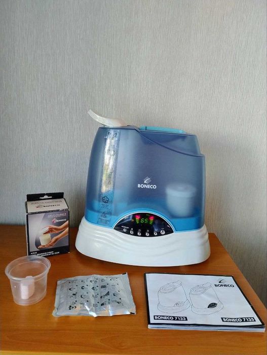 Зволожувач-очищувач повітря BONECO 7135 с наповнювачем-гранулятом.