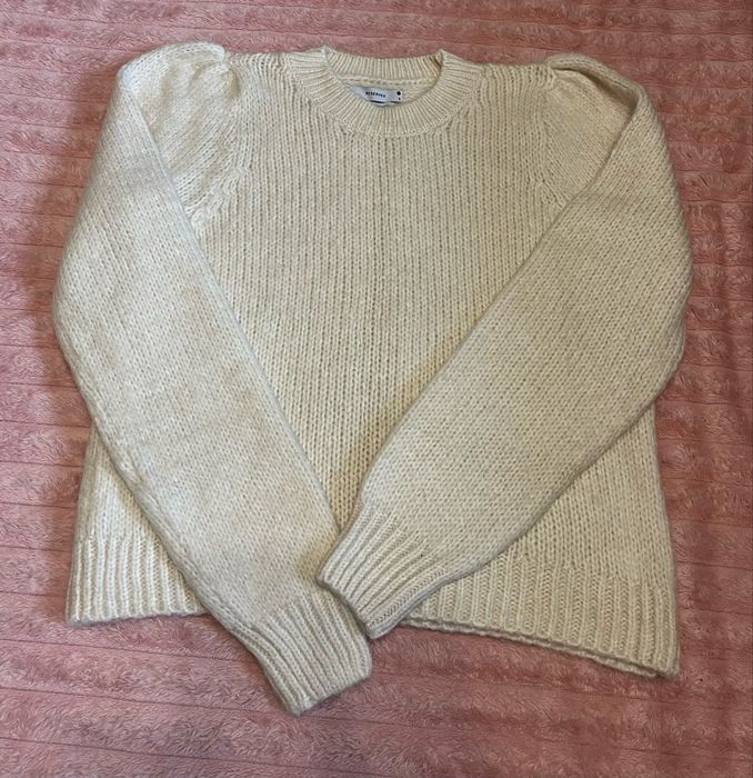 Новий светрик, молочного кольору