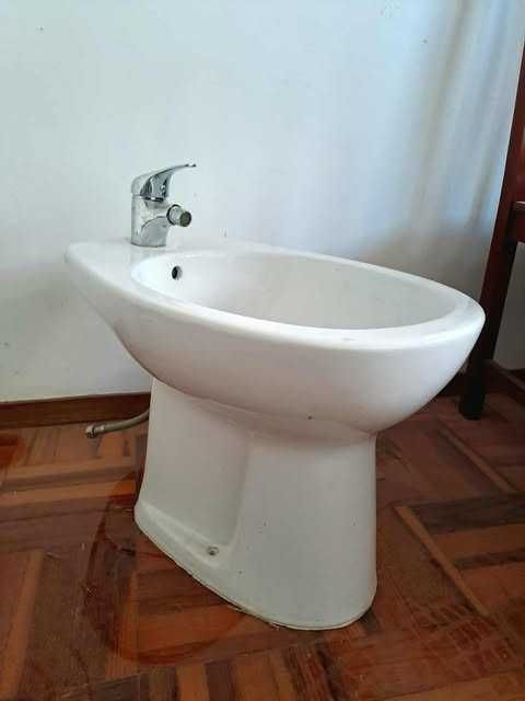 Bidé com torneira