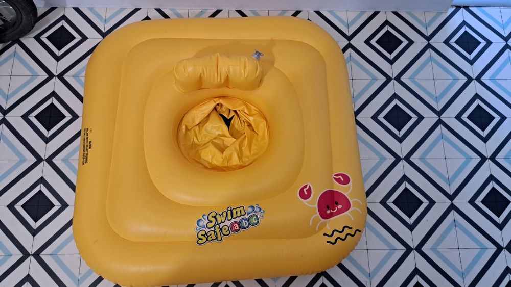 Koło do pływania swim Safe + 3 pieluchy