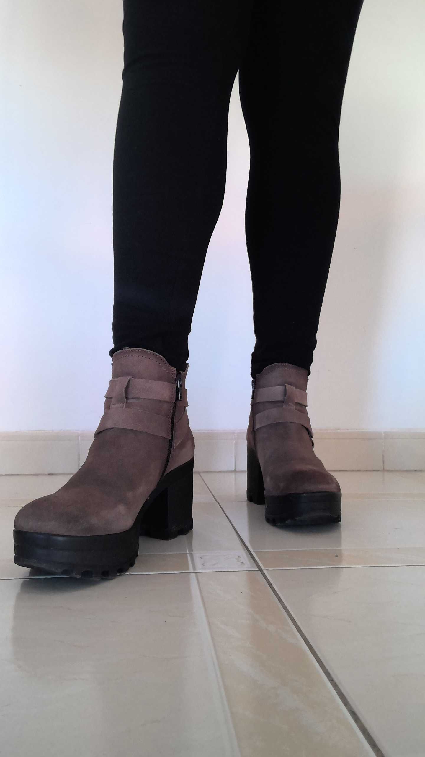 Botins de Couro c/Fivela