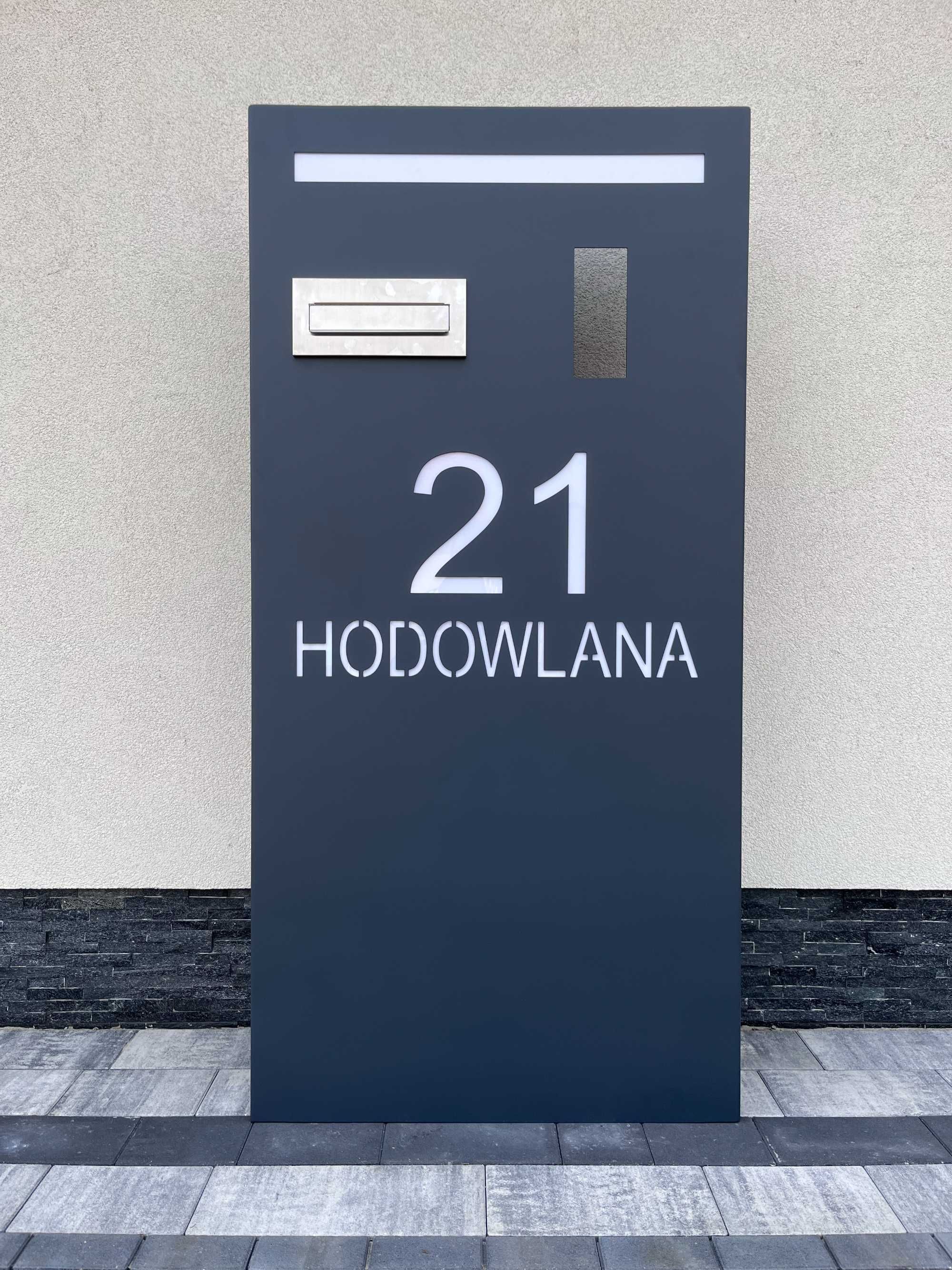 Słupek multimedialny z numerem domu i skrzynką na listy