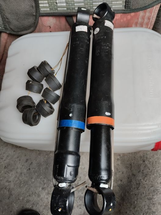 Toyota Hilux. Тойота Хайлюкс. Задні амортизатори.