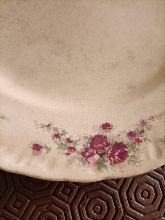 Pratos com motivos rosa