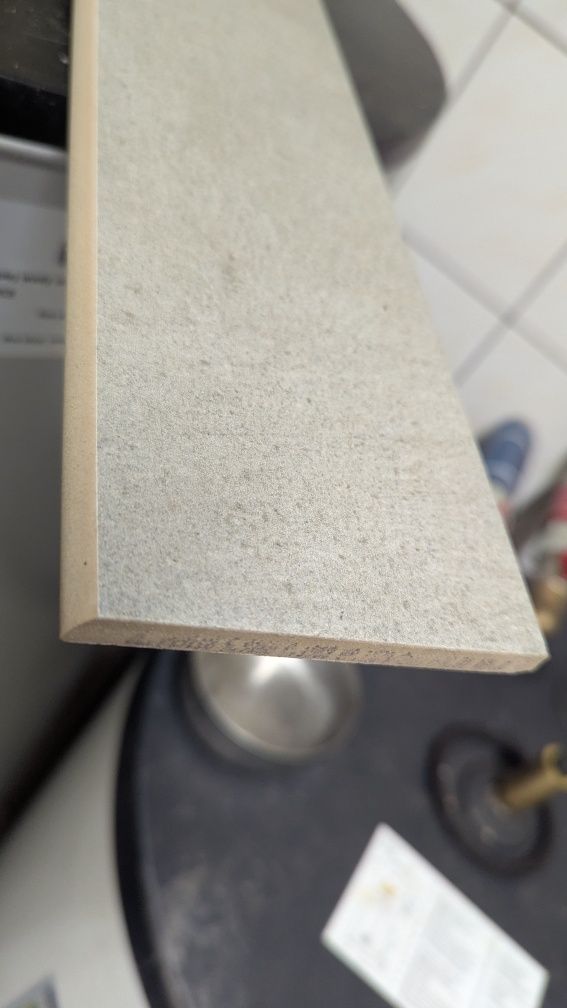 Cokoły płytek ceramicznych Concept gres 9.8x60 cm szare.