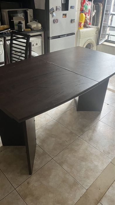Mesa de jantar castanha