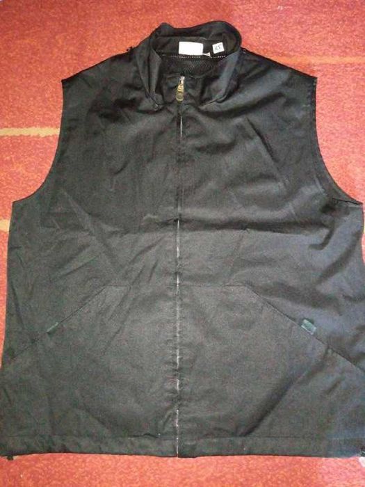 Жилет-безрукавка б/у спортивного кроя чёрный р.42/44 (замеры скину)