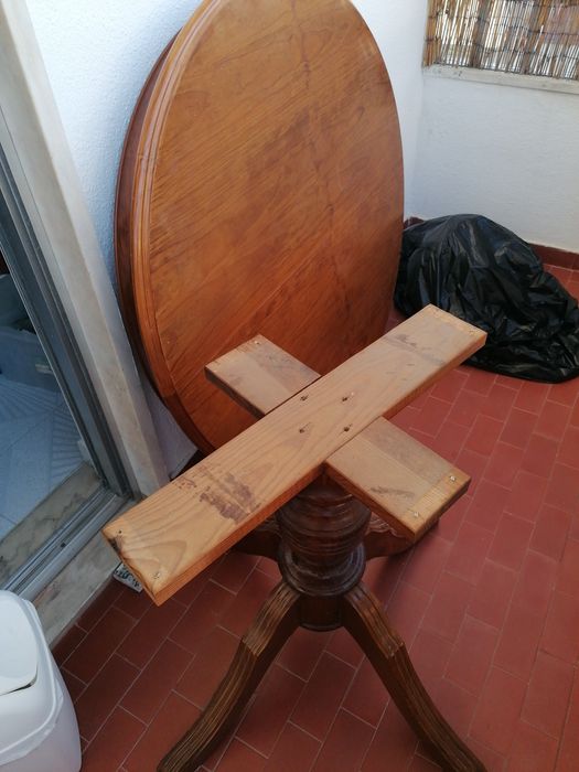 Mesa de madeira, pé de galo