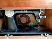 Máquina de Costura ALFA (+mesa)