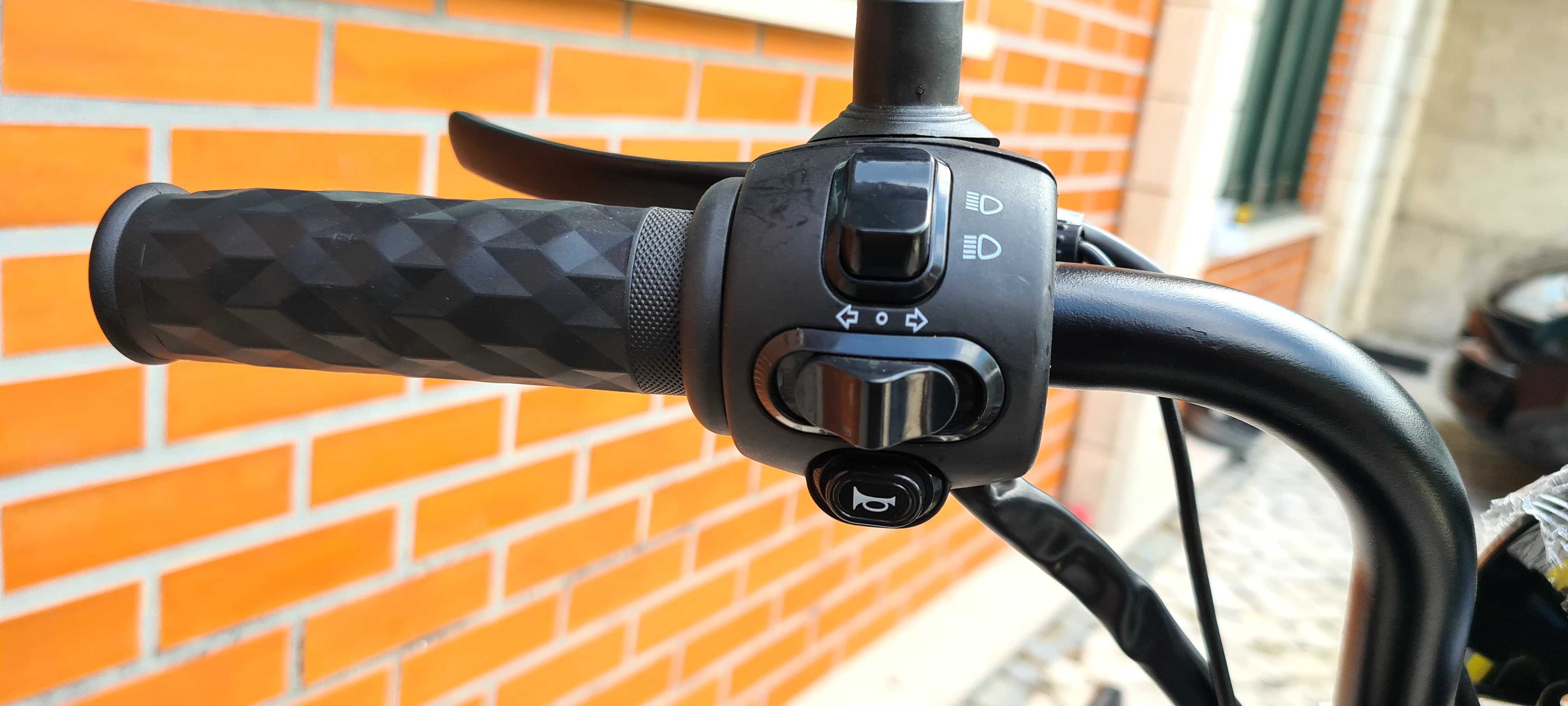 Scooter Elétrica  (Usada como nova ainda com plásticos de compra)