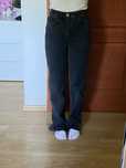 czarne jeansowe spodnie