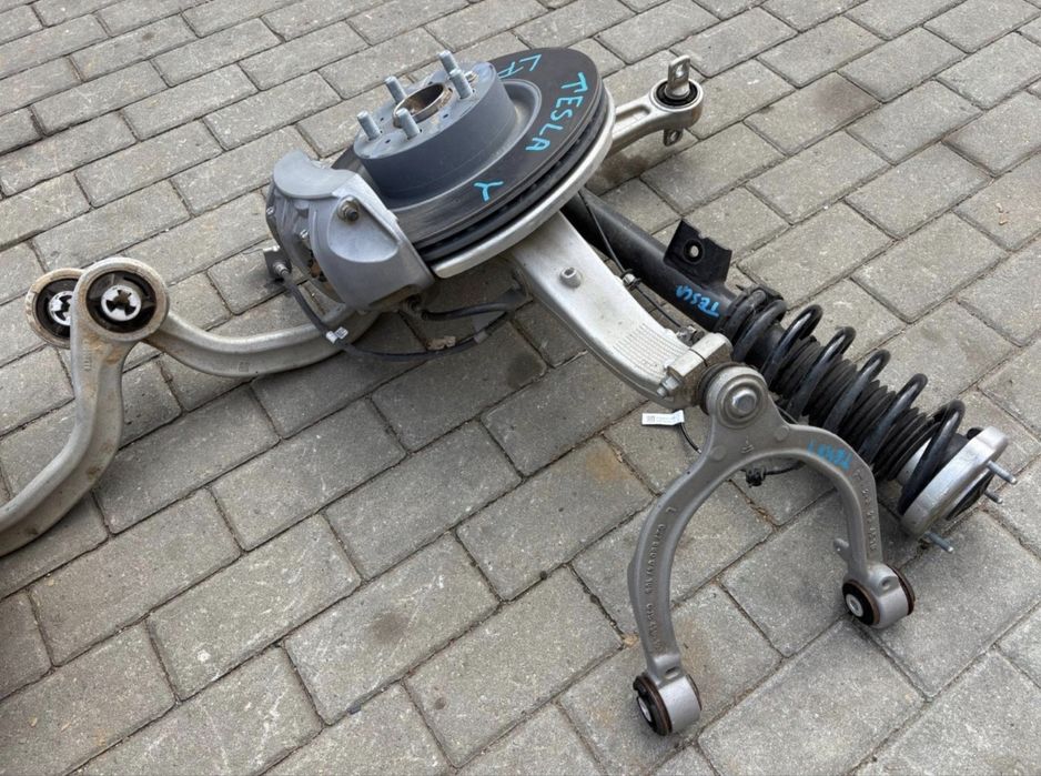 Tesla Model Y стійка, цапфа, ступиця, ричаг, супорт, диск