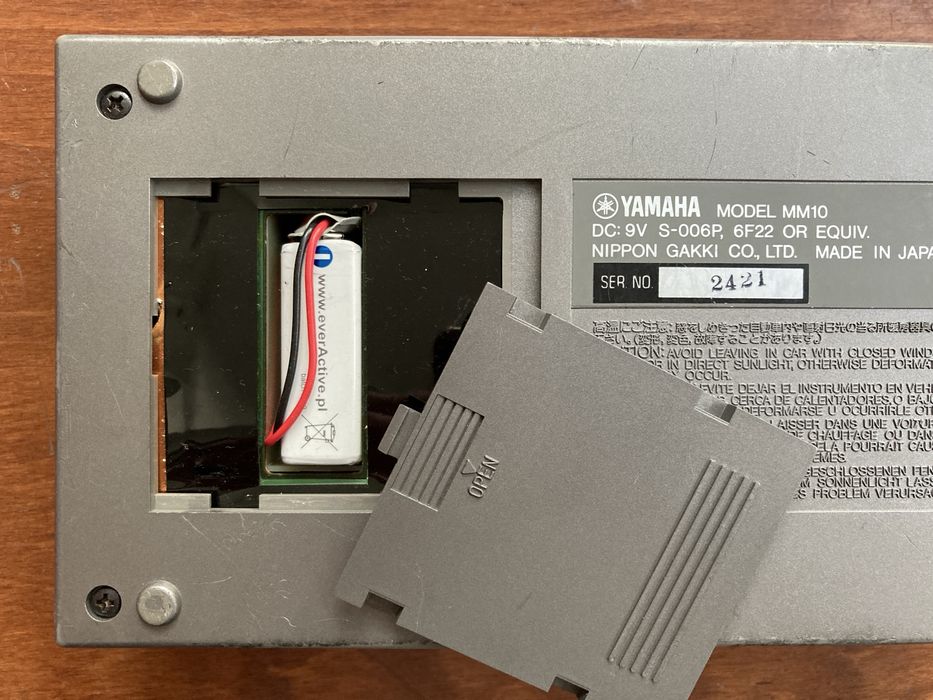 Yamaha MM10 – kompaktowy mikser na baterię 9v z lat 80.