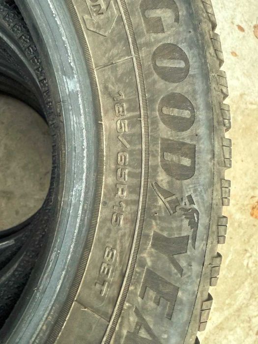 Продам комплект зимних шин Goodyear UltraGrip 9 + 185/65 R15 88T