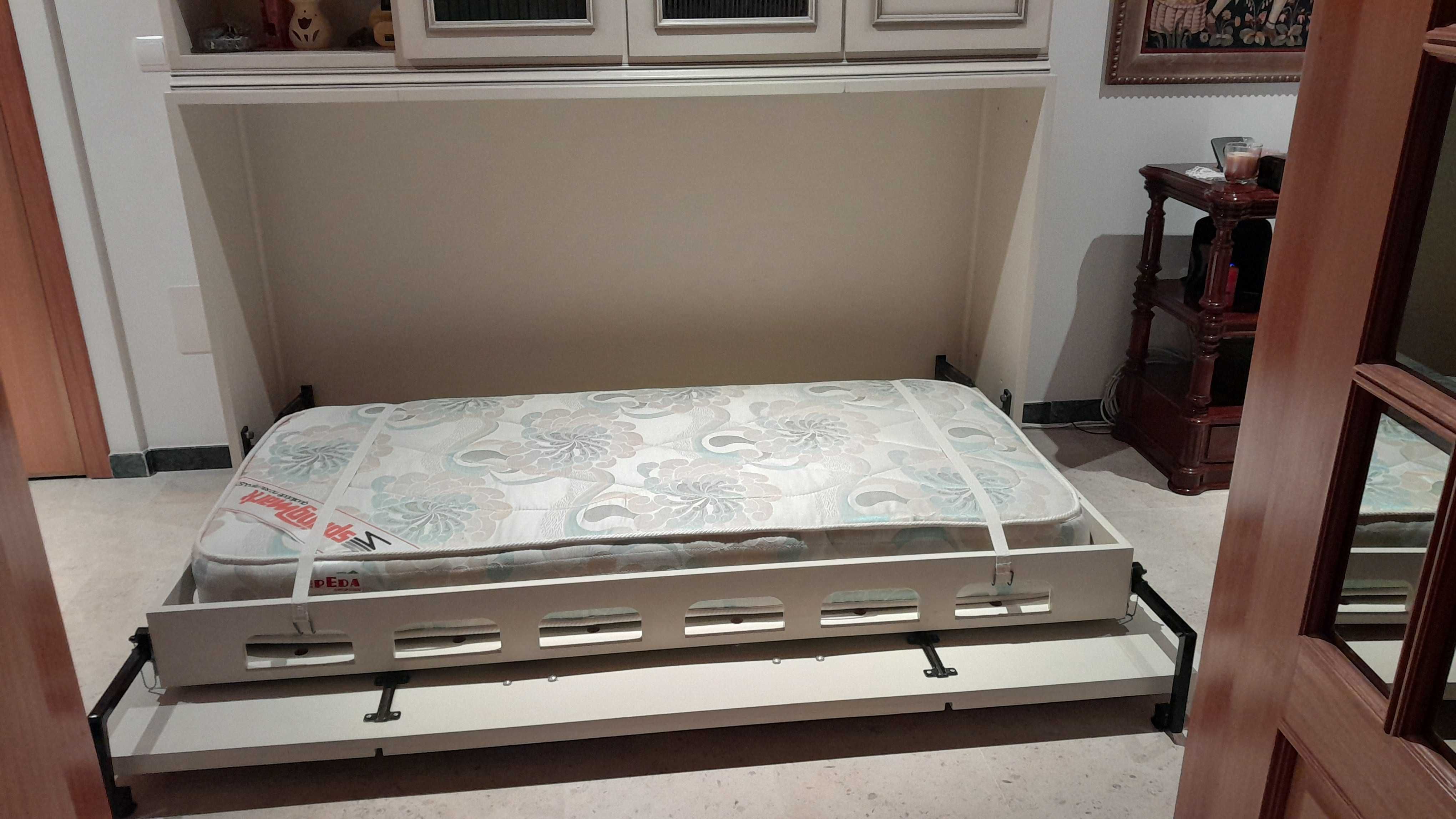 Móvel em tola com cama e biblioteca ou loçeiro, lacado beige claro