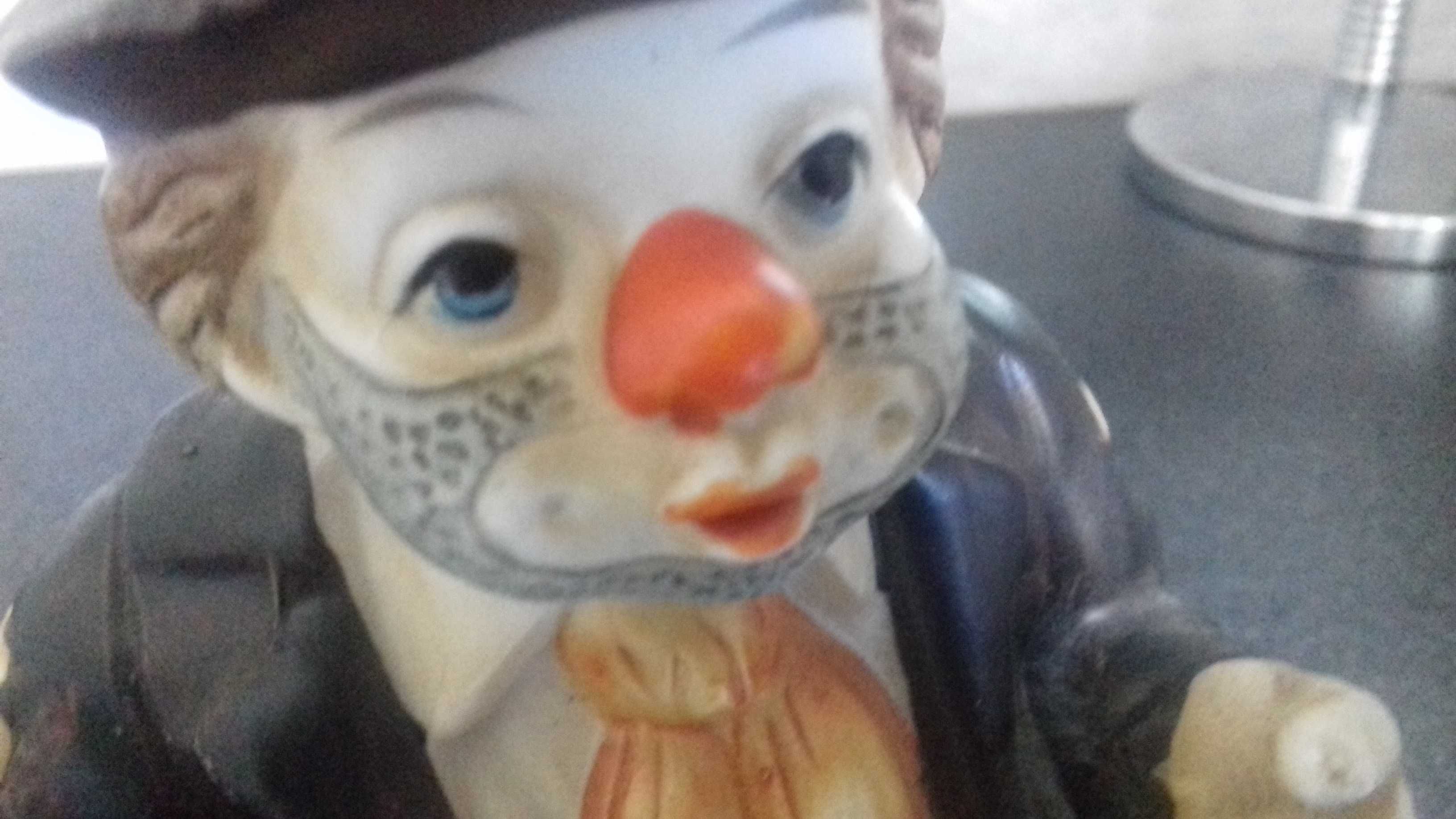kolekcjonerska pozytywka figura Klaun porcelana. 18 cm BDB