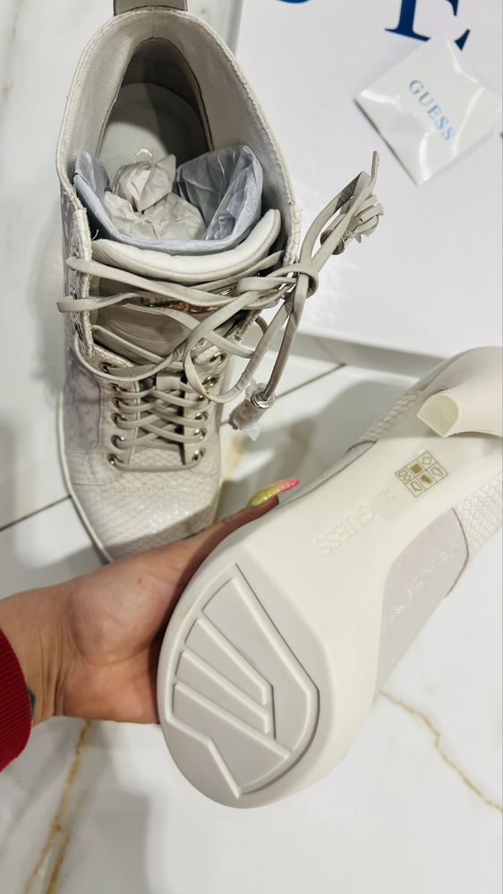 Guess botki lakierkowe 39