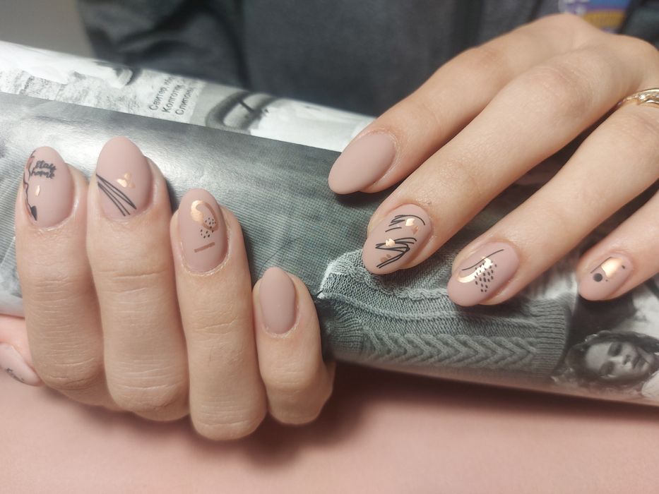 Манікюр,  педикюр,  нарощування