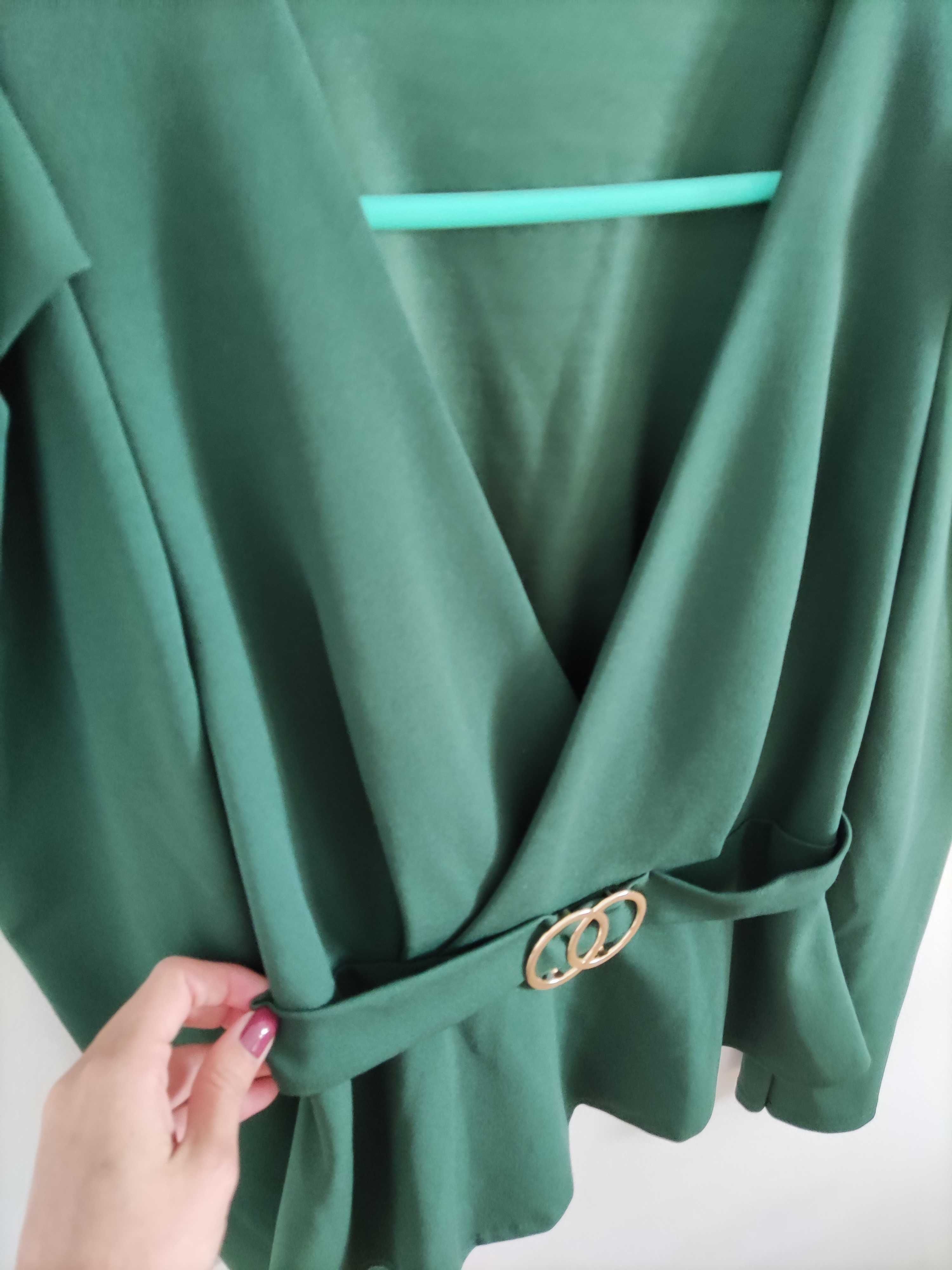 Blusa verde com detalhe dourado